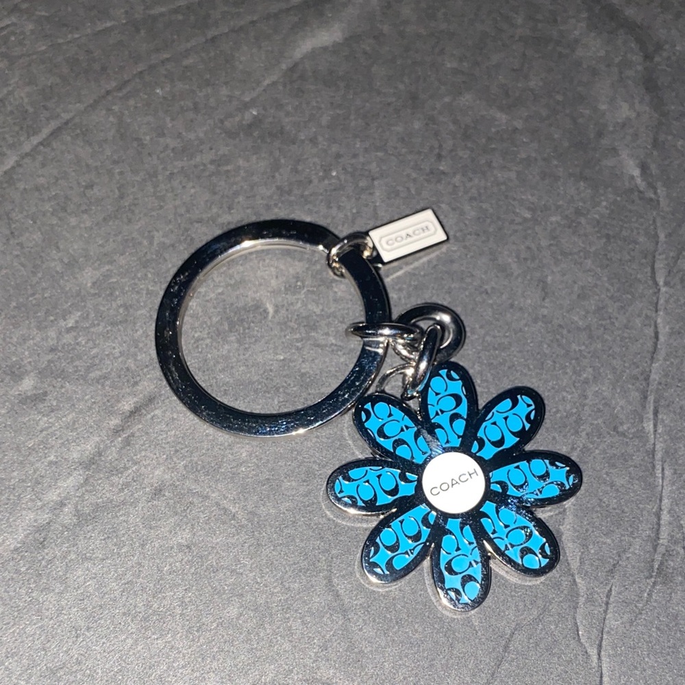 NWOT. Coach signature Daisy bag Silver and Blue Floral Key Holder